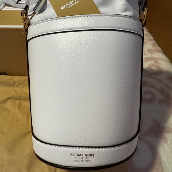 Audrey Medium Leather Bucket Bag - Picture 4 of 6